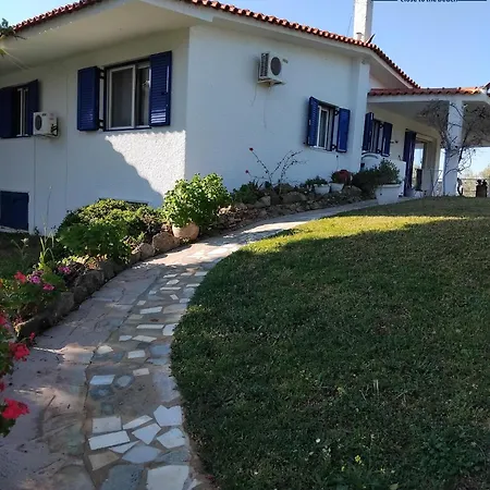 Poly's Hill-house Close To The Plépi