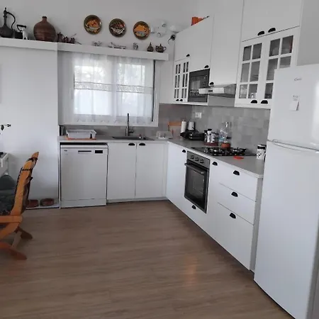 Poly's Hill-house Close To The Plépi