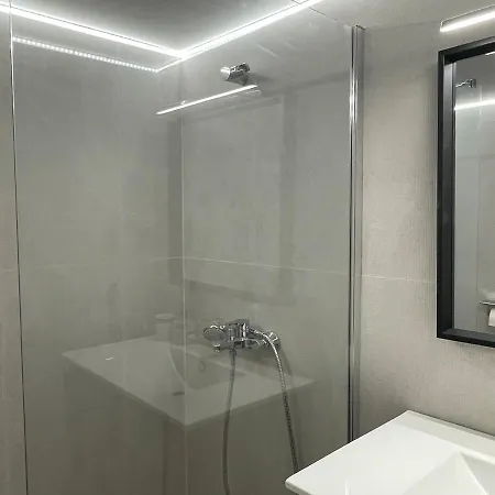 Poly's Hill-house Close To The