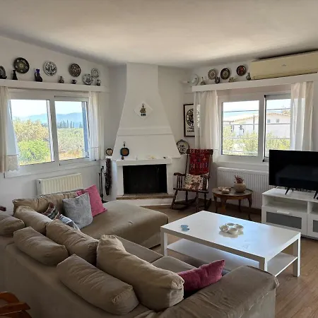 Poly's Hill-house Close To The Semesterbostad Plépi