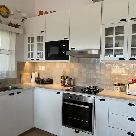 Poly's Hill-house Close To The Plépi