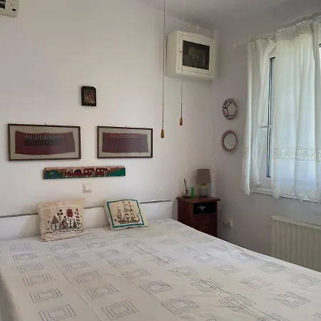 Poly's Hill-house Close To The