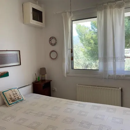 Poly's Hill-house Close To The