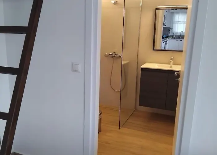 Poly's Hill-house Close To The Plépi