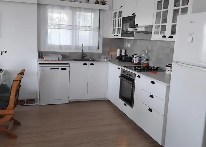 Poly's Hill-house Close To The Plépi