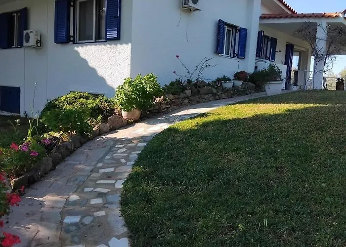 Semesterbostad Poly's Hill-house Close To The