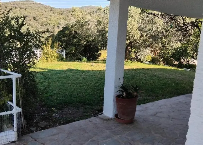 Poly's Hill-house Close To The Plépi