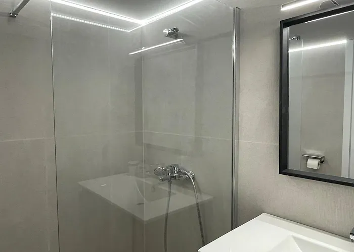 Poly's Hill-house Close To The