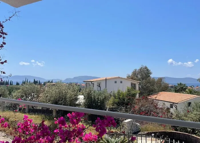 Poly's Hill-house Close To The