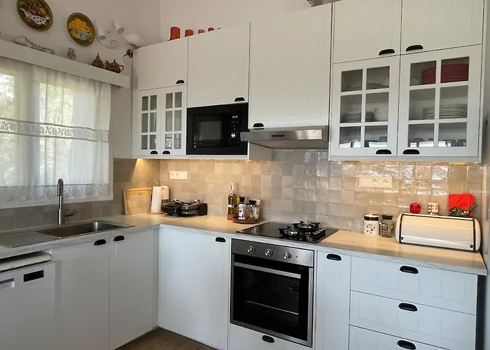 Poly's Hill-house Close To The Plépi