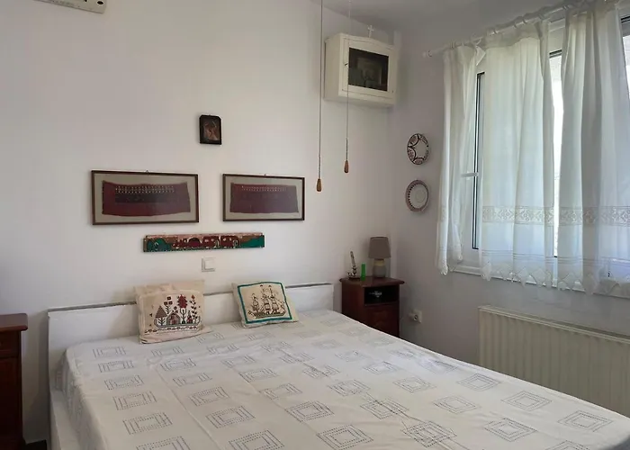 Poly's Hill-house Close To The