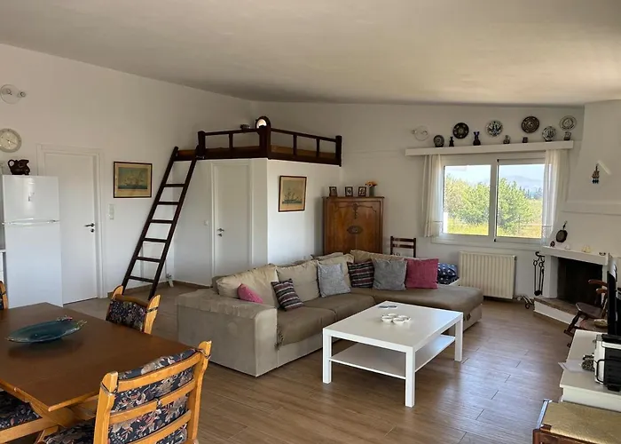 Poly's Hill-house Close To The Plépi